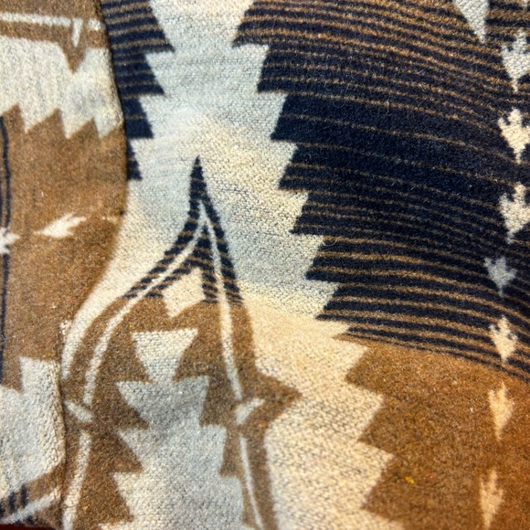 Over Sized Jacket. Buttons. Large Pockets. Aztec. Yellowstone. Dutton Ranch. - Picture 7 of 17